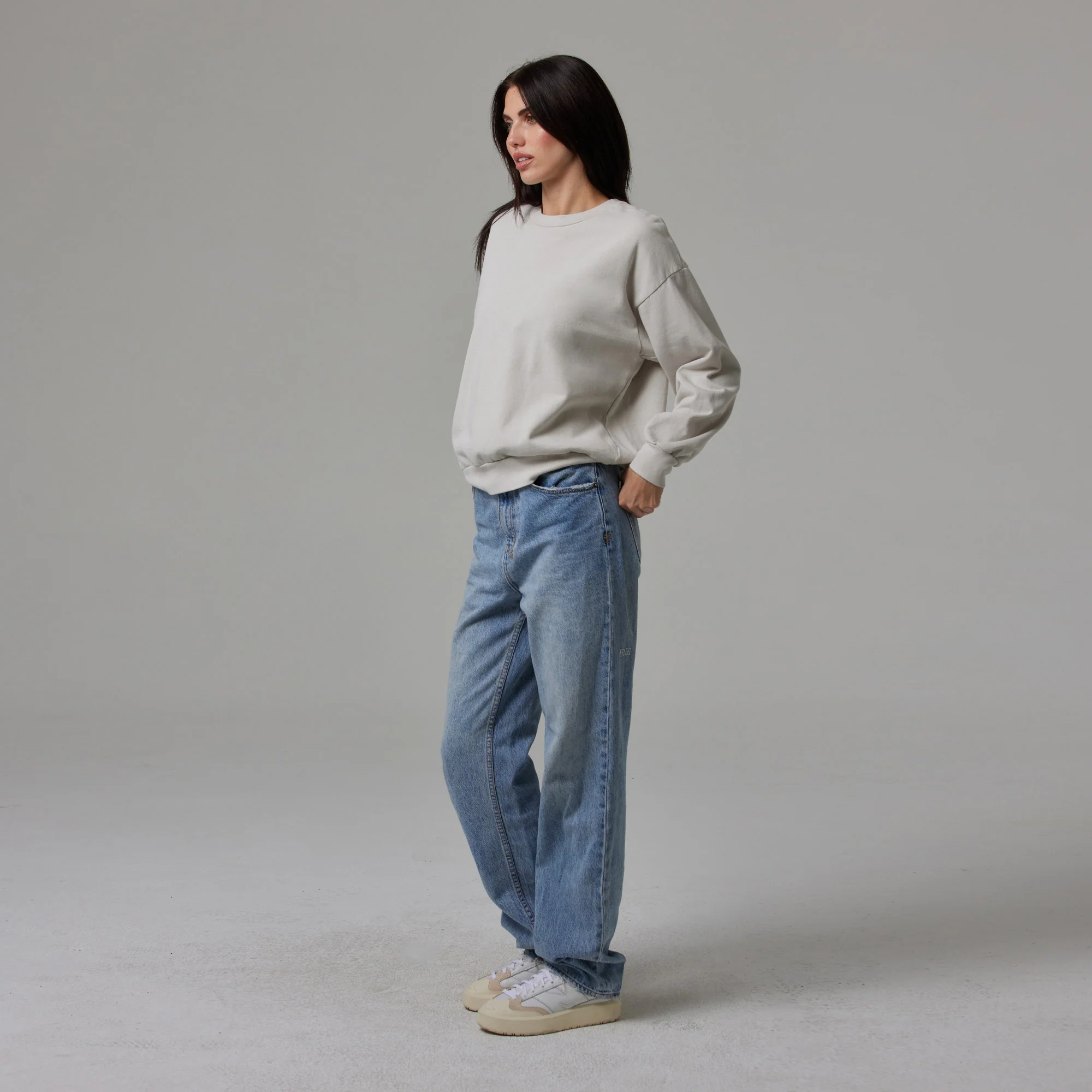 WOMENS SIMPLE LIGHTWEIGHT CREWNECK - Image 4